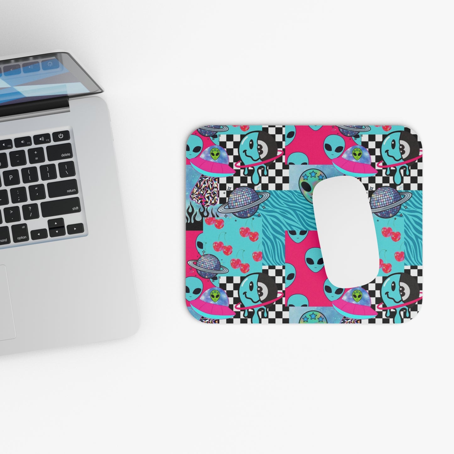 Retro Alien Pattern Mouse Pad – Neon Y2K UFO Desk Mat